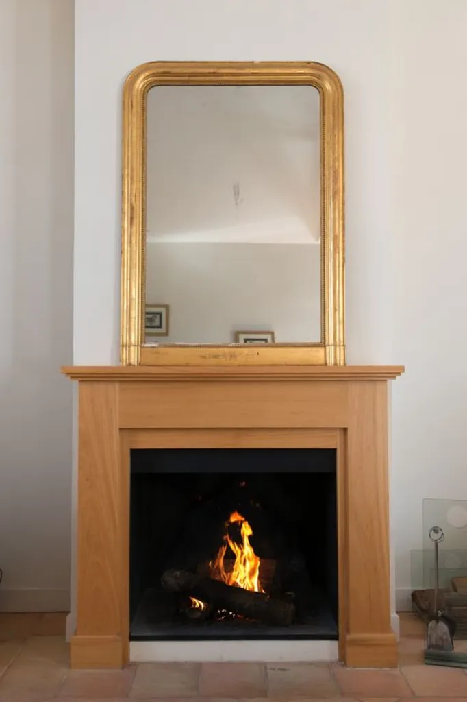 Installation d'une cheminée avec encadrement bois sur mesure à Bouliac