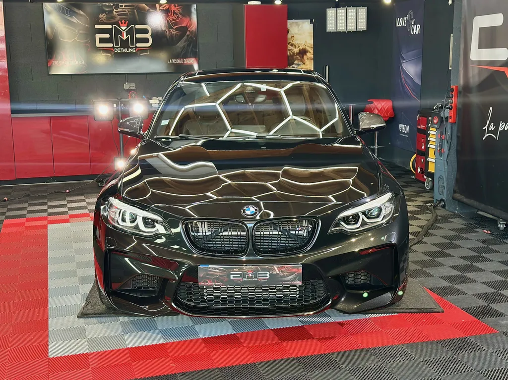 Detailing auto lyon spécialiste du traitement céramique et de la protection carrosserie sur BMW M2 voiture sportive