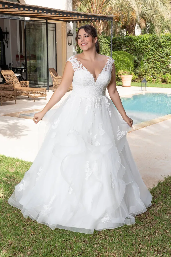 Robe de mariée grande taille à Marseille, bas volumineux en tulle, décolleté en dentelle 
