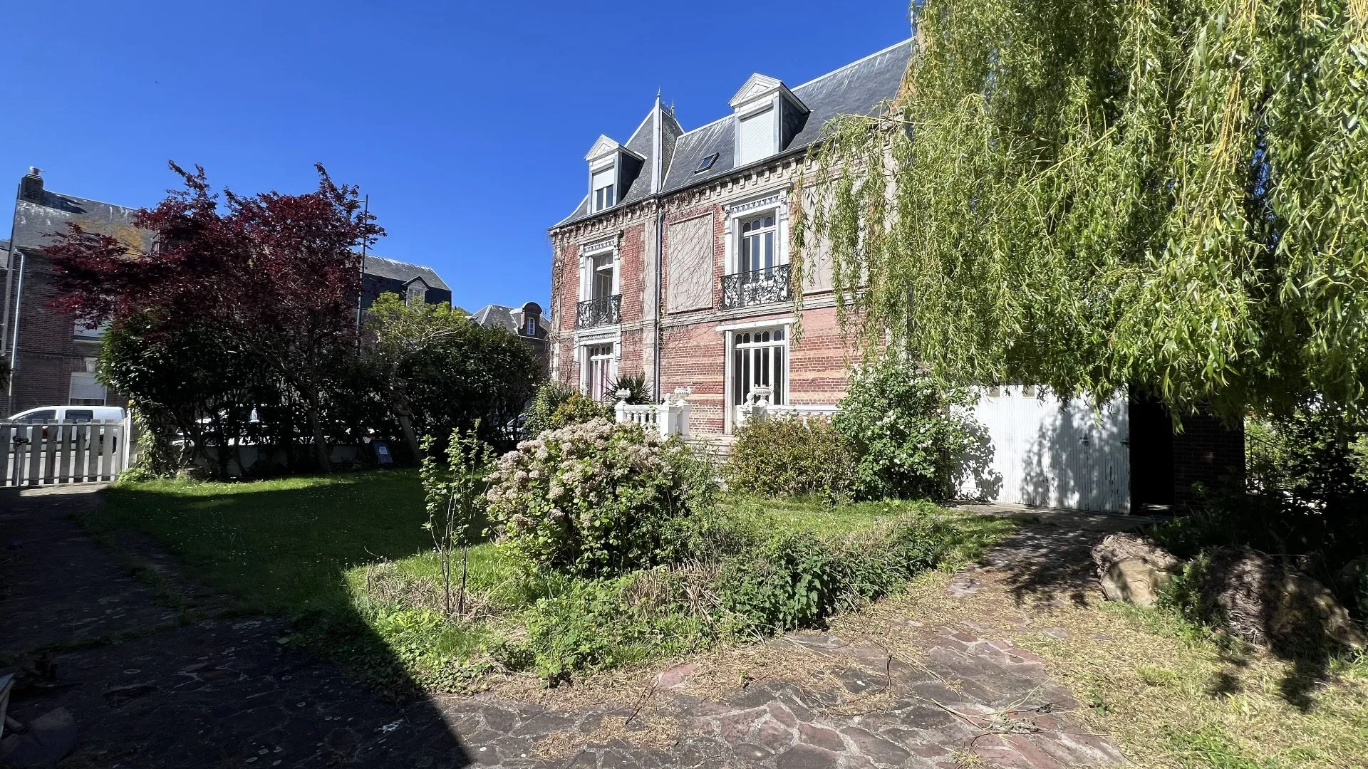 A vendre Maison de maître 265m² avec 7 chambres, parquet ancien, dépendance et garage double, terrain clos 980m², fort potentiel rénovation au cœur du Tréport 76470.