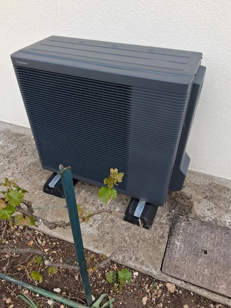 Installation d’une pompe à chaleur air/eau Panasonic avec production d’eau chaude sanitaire à Mions près de Lyon