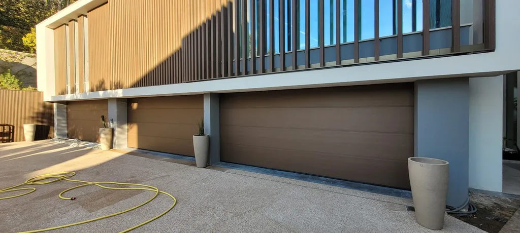 Habillage Coverstyl sur portes d'ascenseur et garage exterieur sur Cannes 