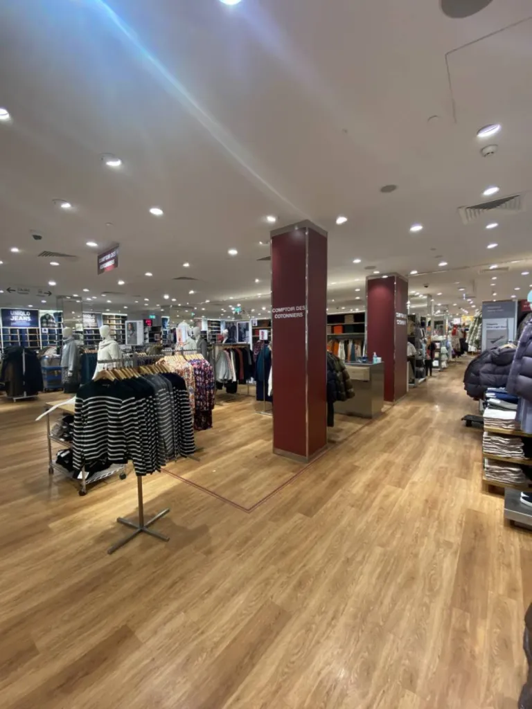 Réalisation et pose d'enseigne, d'adhésifs et de signalétique pour une boutique à Madrid