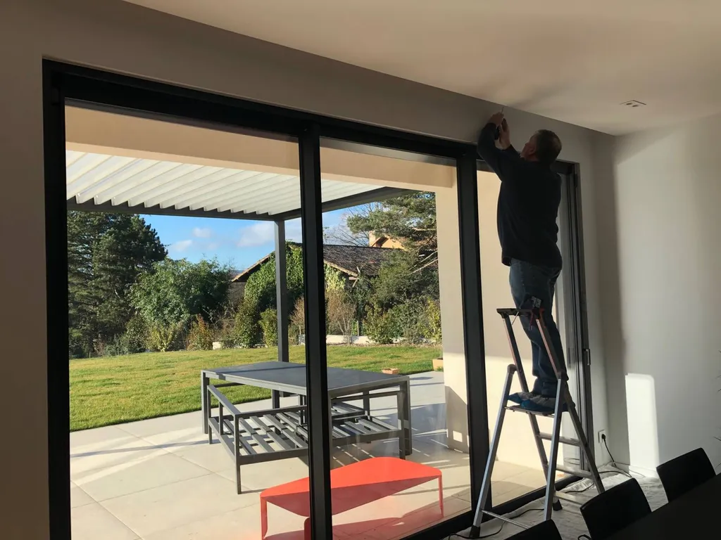 Pose de tringles à rideaux haut de gamme de la marque Artline à Lyon 6