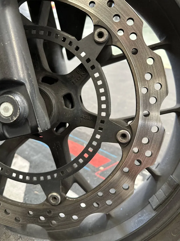 Autosur Martigues, centre de contrôle technique près de Fos-sur-Mer, vérifie l'état des disques de frein de votre moto