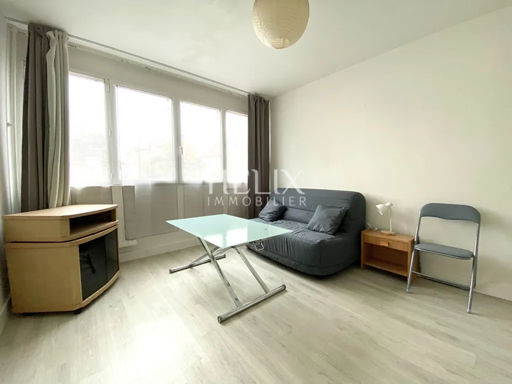 À Louer à Saint Germain-en-Laye, Studio Meublé de 20.26m², avec parking en sous -sol. Proche des écoles et de toutes commodités. 