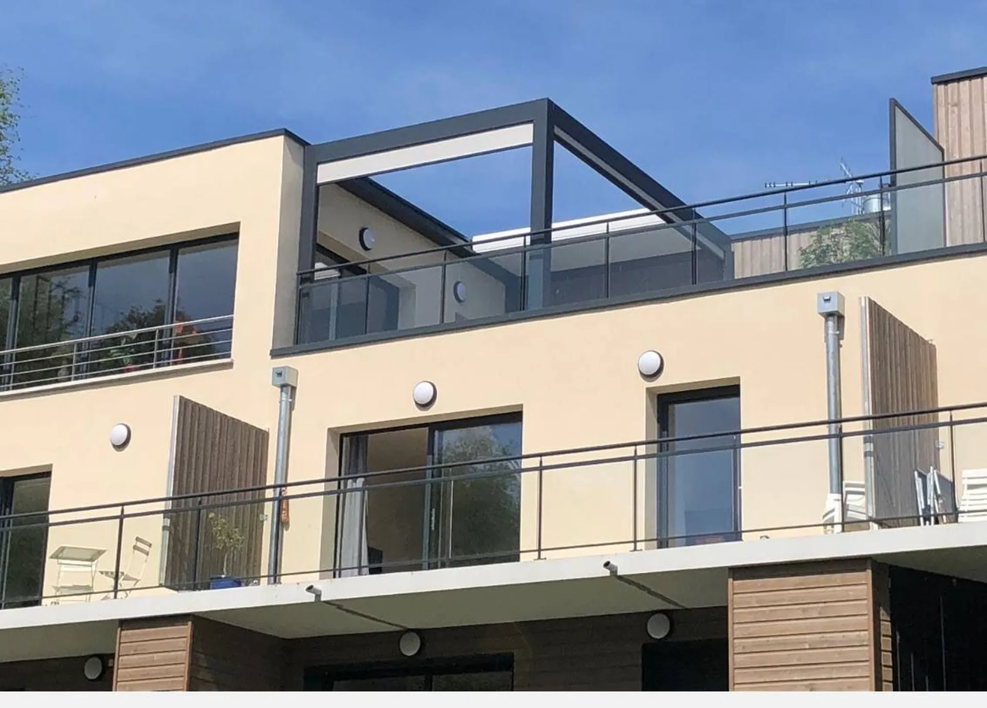 PERGOLA BIOCLIMATIQUE OPEN'R STORES MARQUISES A LA CIOTAT