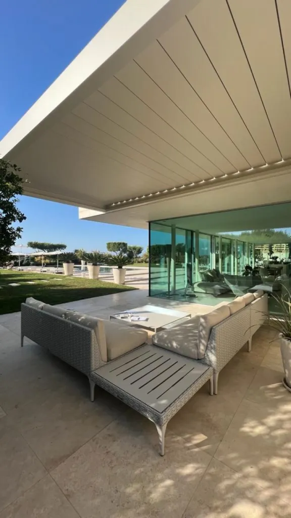 installation de pergola bioclimatique aluminium sur mesure saint cyr sur mer