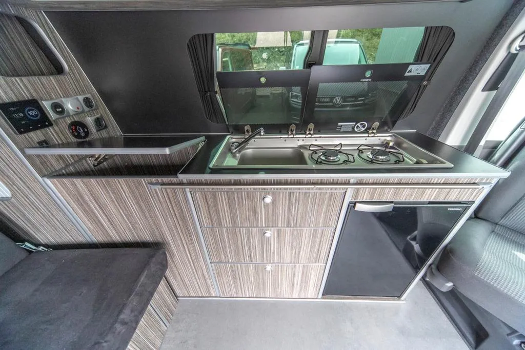 VW T6 Long aménagé sur-mesure à Marseille : van à plafond LED programmable pour les nuits méditerranéennes