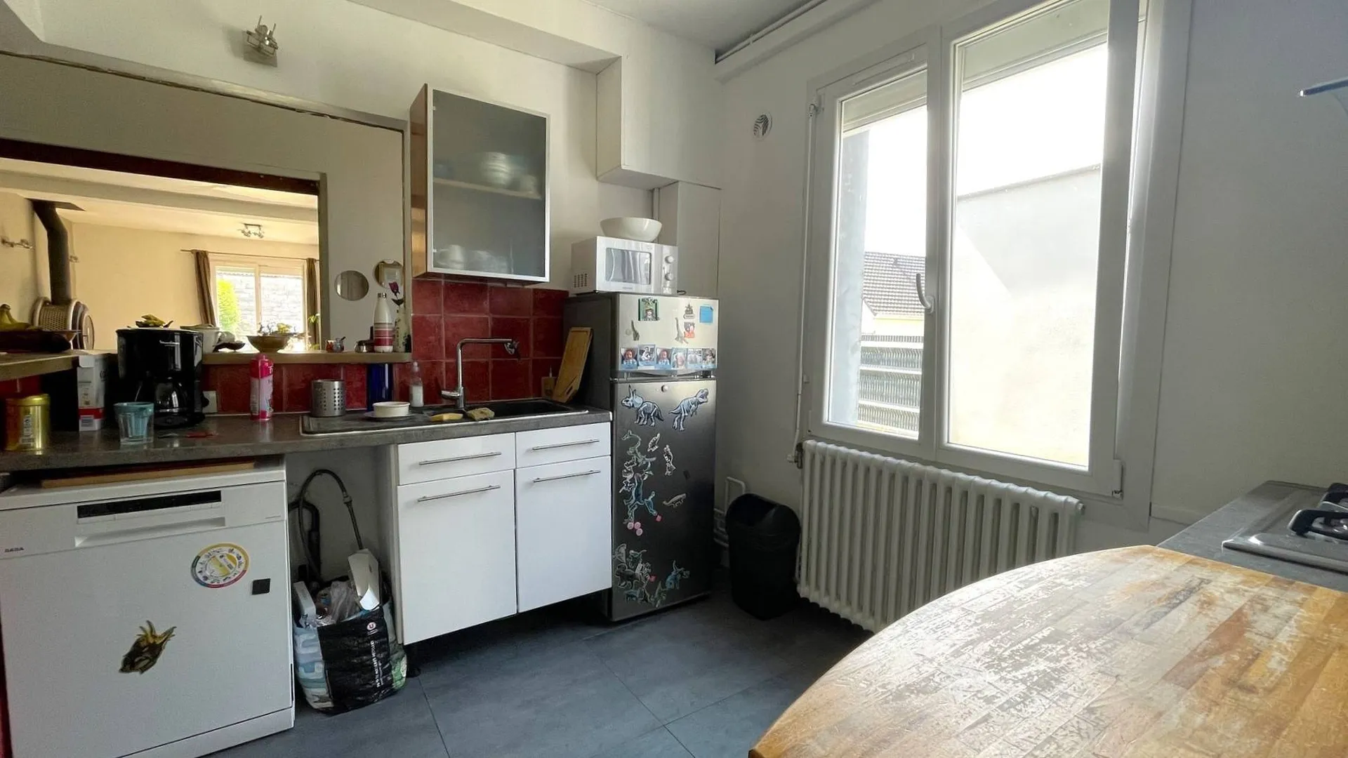 Maison à vendre avec salle de bains moderne** : Le premier étage dispose d’une salle de bains moderne avec douche à l’italienne, baignoire et WC.