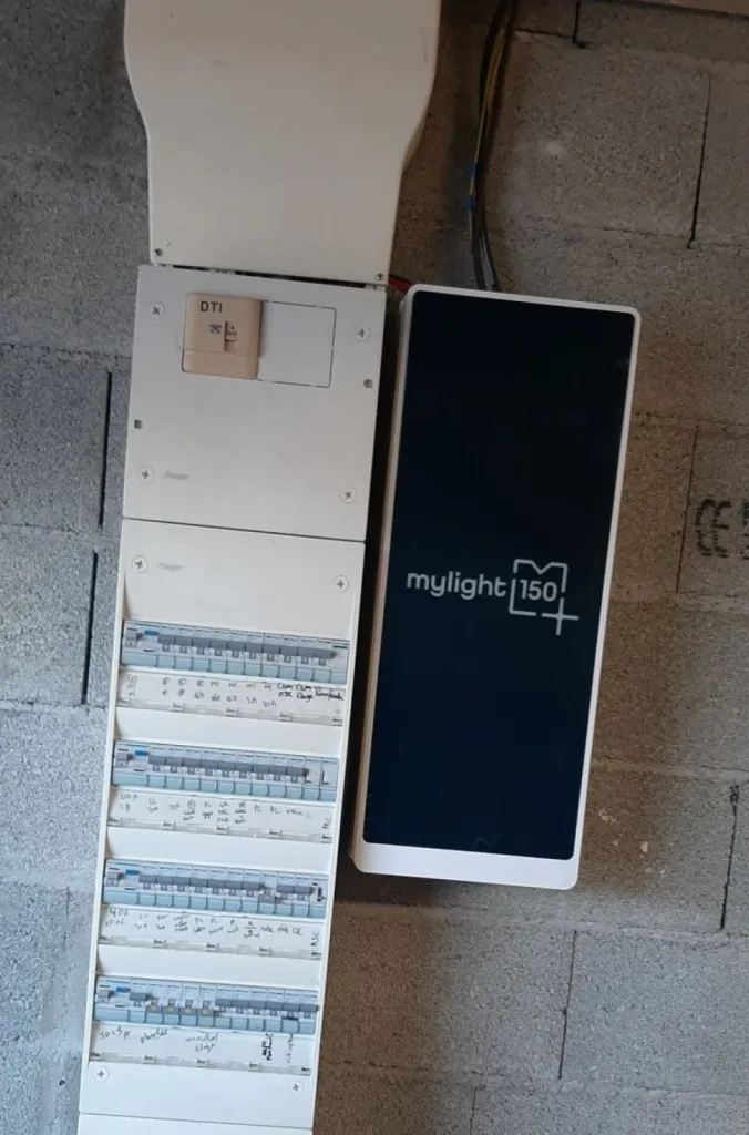 Réalisation d'une installation photovoltaïque de 5,5Kw avec batterie virtuelle Mylight MySmartBattery dans une maison à Beaumont Monteux, près de Valence (26)