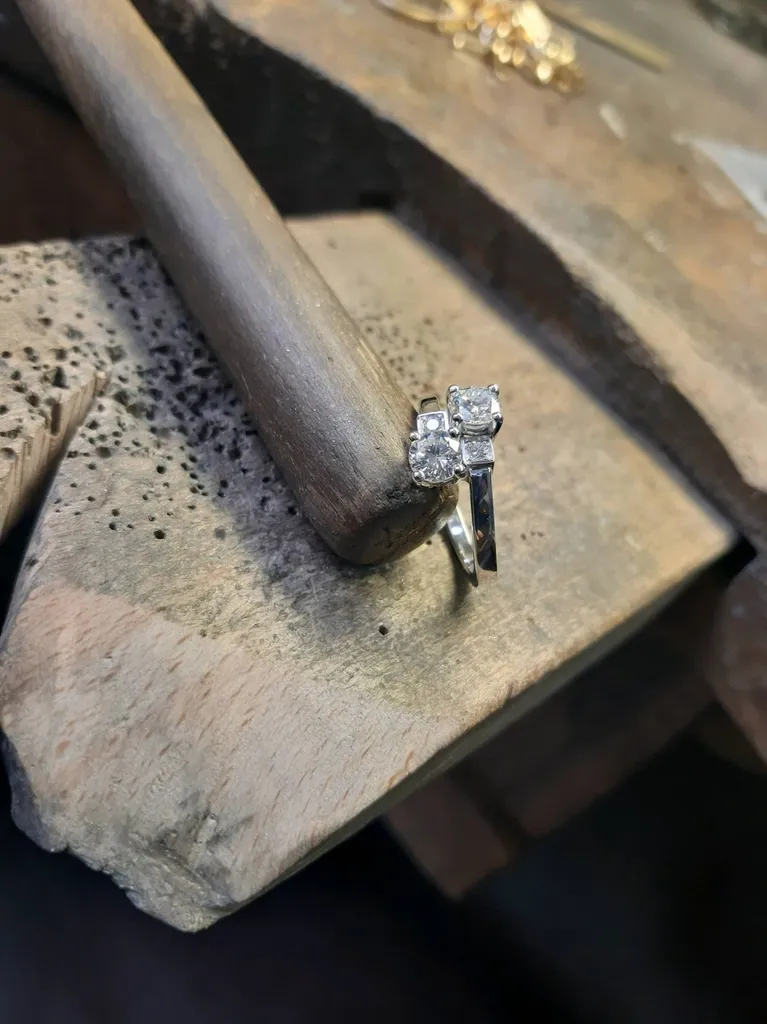 création sur mesure d'une bague en or blanc 18ct à Bordeaux