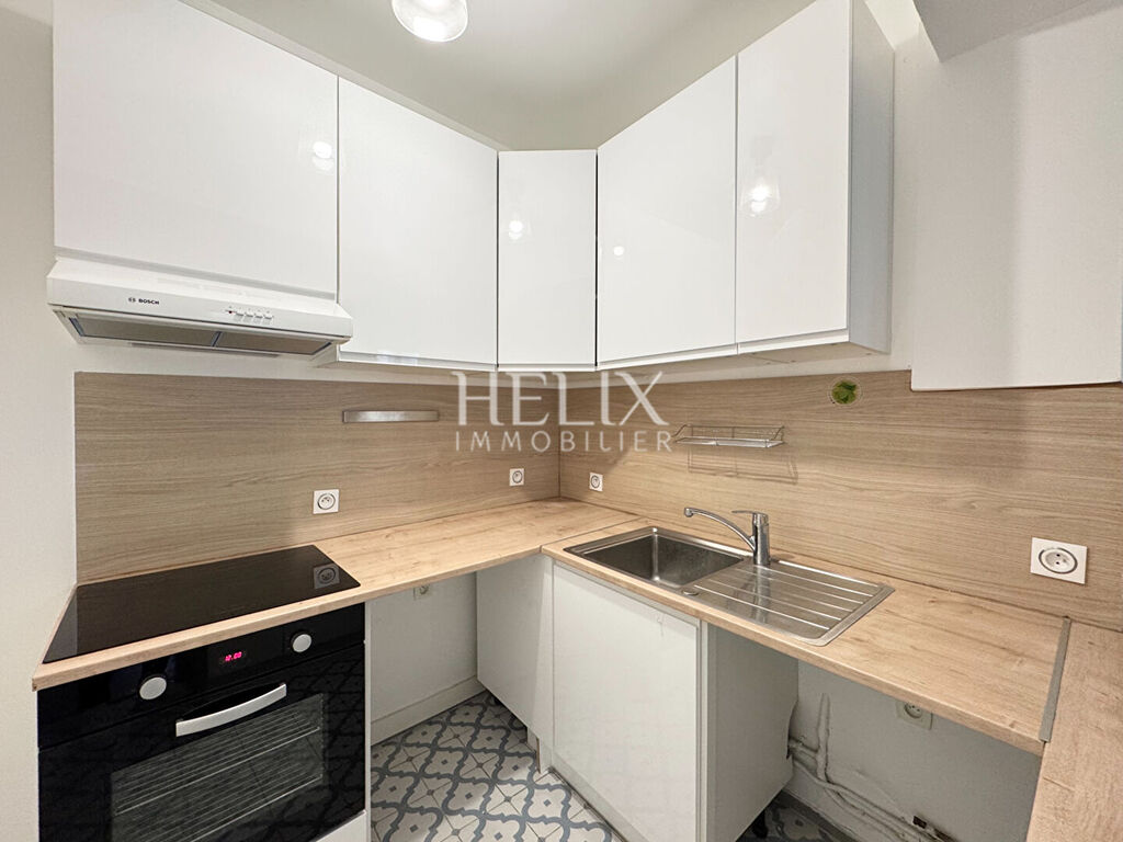 A vendre centre ville à Saint Germain en Laye un appartement avec deux chambres. 