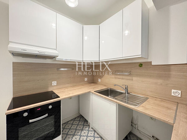 A vendre centre ville à Saint Germain en Laye un appartement avec deux chambres. 