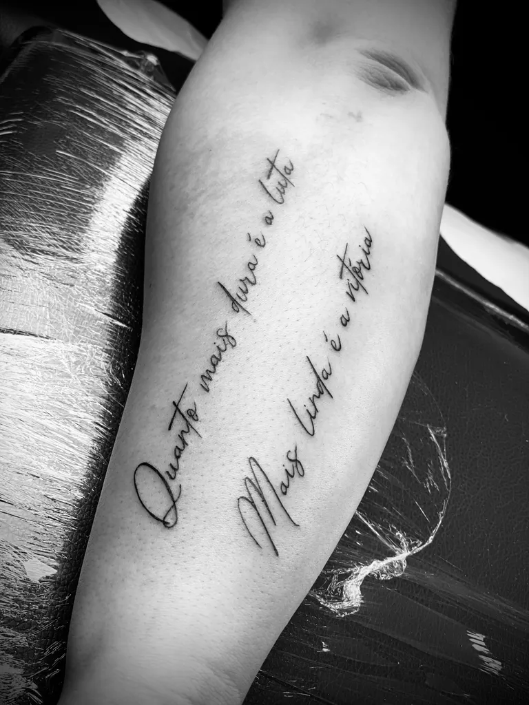 Calligraphie tatouage à Valence : script italique ou lettrage droit ?