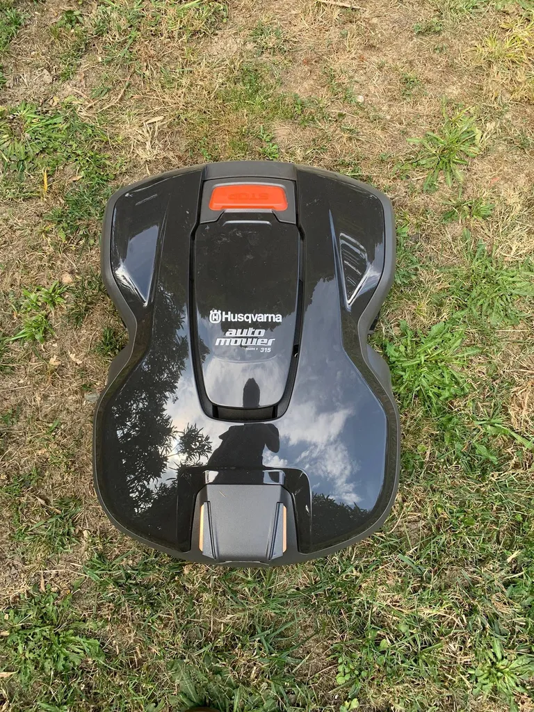 Installation d'un robot tondeuse par un professionnel pour l’entretien de mon jardin situé près de Mimizan