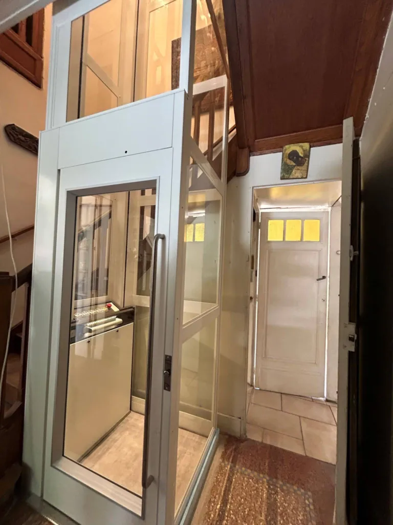 L'expression du savoir-faire Oval'Access avec cet ascenseur de maison NAMILIFT PL 501 dans le jour de l'escalier dans cette maison d'octogénaires à Marseille