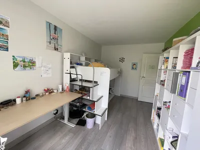 A vendre Croissy bel appartement rénové 3 chambres avec balcon et box à deux pas de la British school