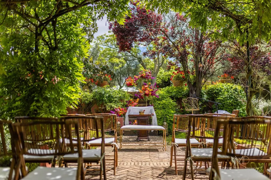 Destination Wedding à Séville en Andalousie avec une agence de Wedding Planner spécialisée et une decoration de mariage colorful 