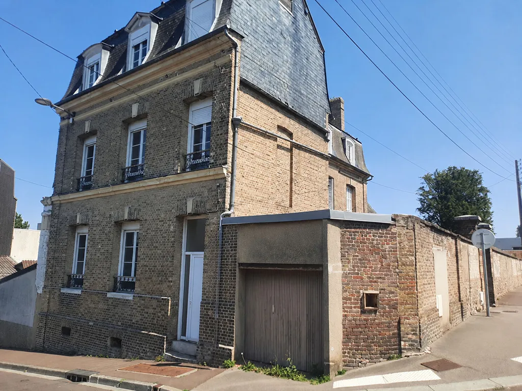 A vendre maison jumelée à usage d'habitation de 113m2 à rénover entièrement sur la commune de ELBEUF 76500