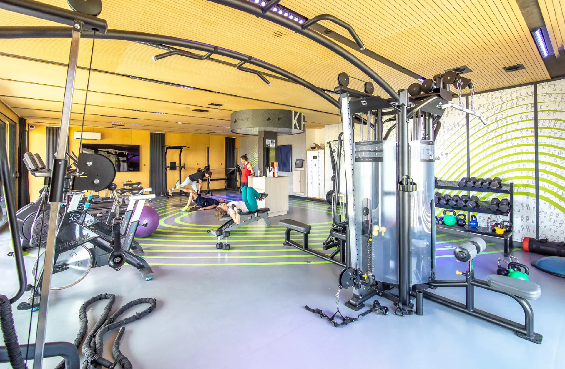 Salle de sport, espace fitness moderne de The Camp Hôtel & Lodges à Aix-en-Provence