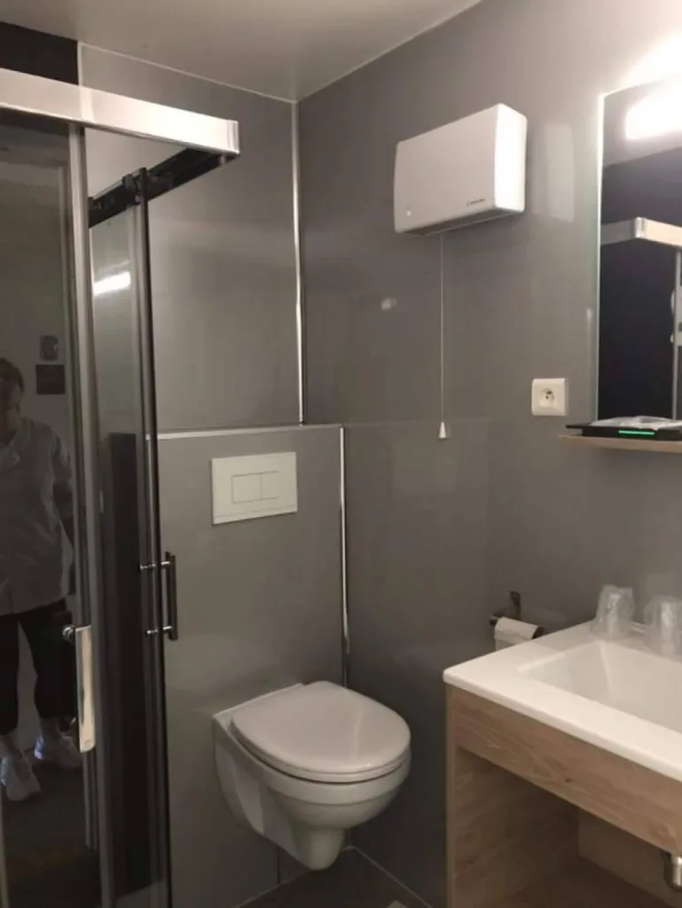 à Marseille dans les Bouches du Rhône. Kinedo douche senior prix