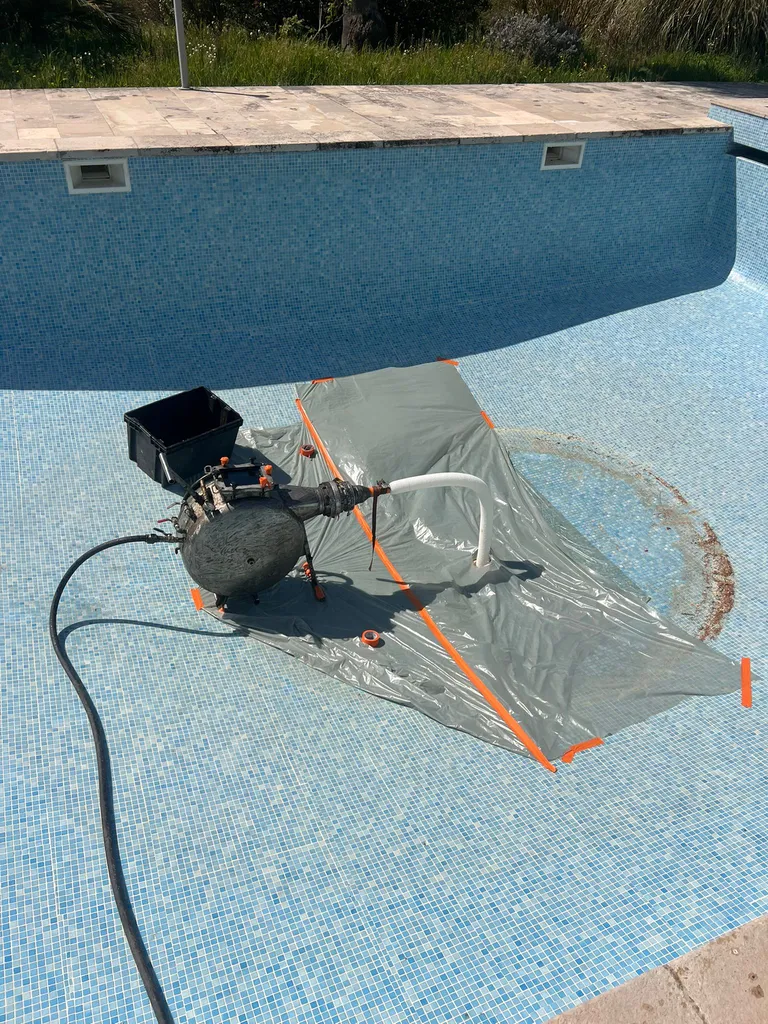 Chemisage technique d'une bonde de piscine à Cannes