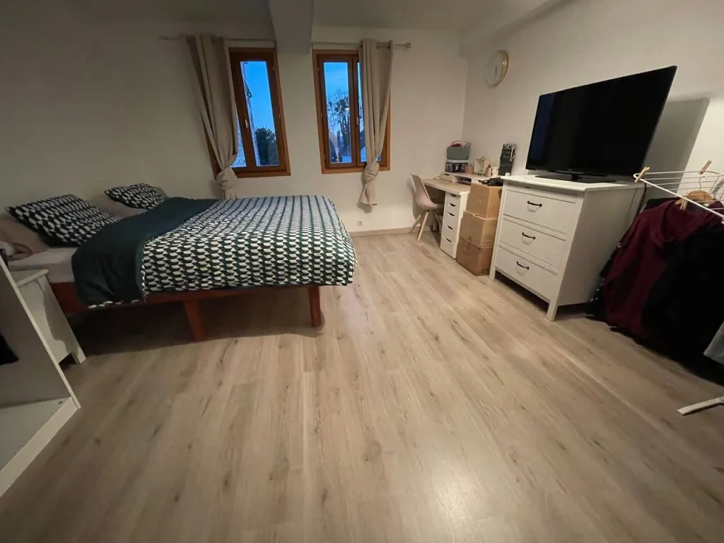 a l'étage vous trouverez trois belles chambres