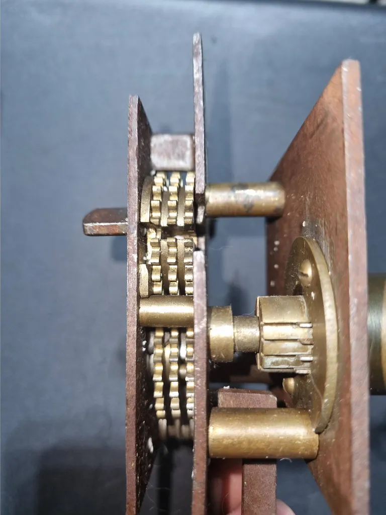 mécanique d'une serrrure ancienne de coffre fort