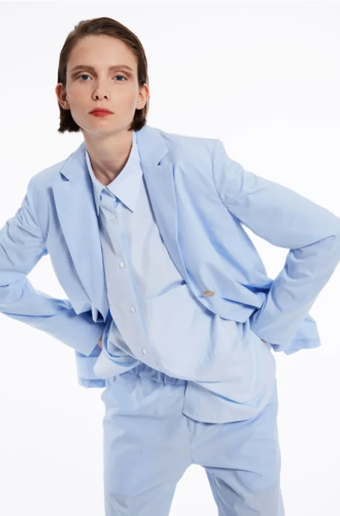 Lis Lareida un look pointu pour une femme qui aime les lignes épurées