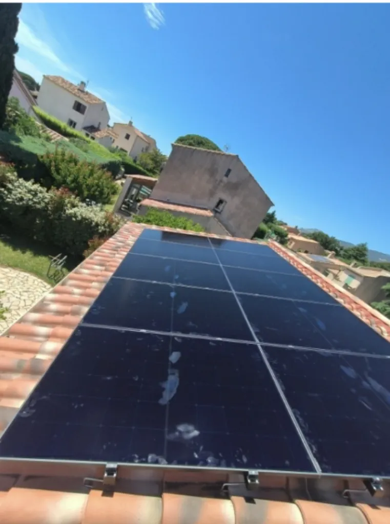 Panneaux solaires Longi Solar installés sur une toiture en tuile mécanique à La Crau à partir de 8 990€