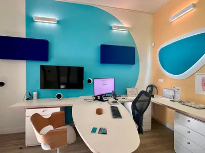 Décoration colorée et éclairage design dans un magasin d’audioprothèses contemporain