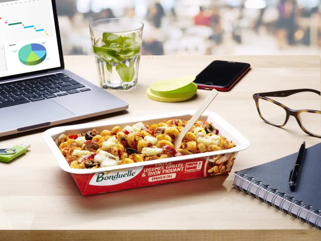 photographe culinaire pour Bonduelle à Lyon snacking indoor mise en situation de la salade repas au bureau