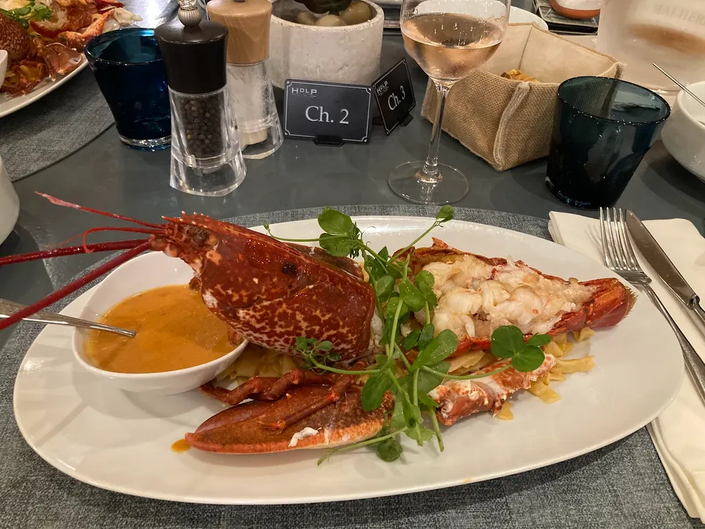 Restaurant La Table de l'HDLP à Bormes-les-Mimosas : cuisine de saison, terrasse en bord de mer et menu du soir renouvelé chaque jour à La Favière