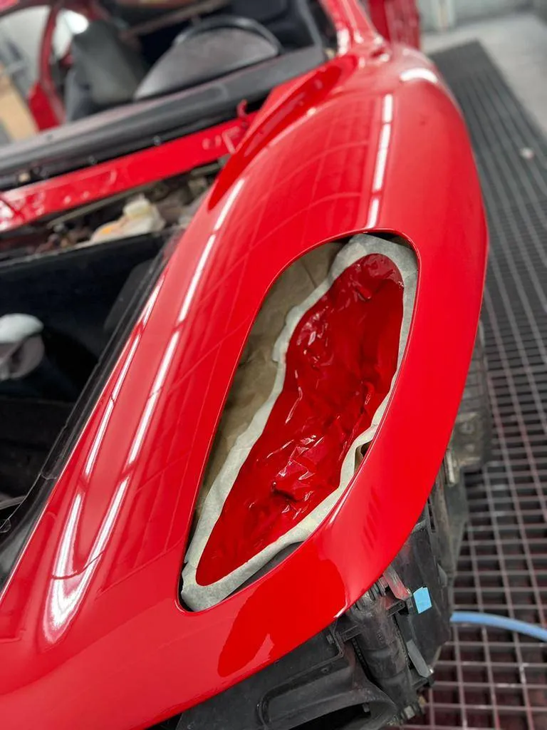 Peinture d'une aile de Ferrari proche de Le Havre
