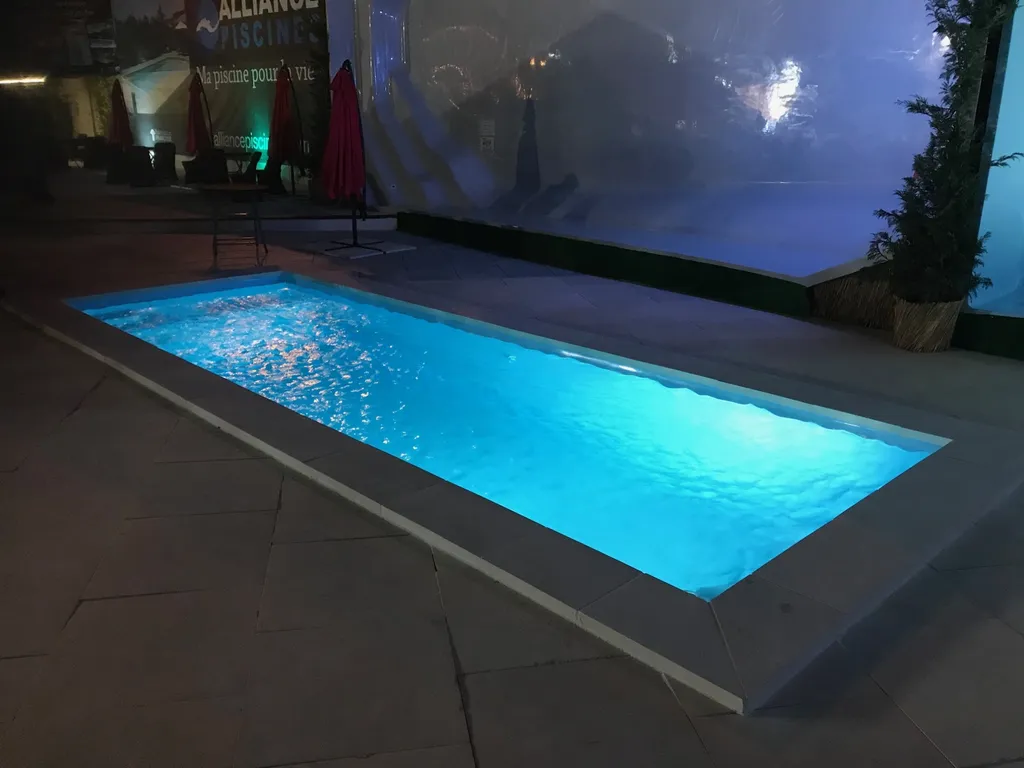 vue piscine avec LED de nuit