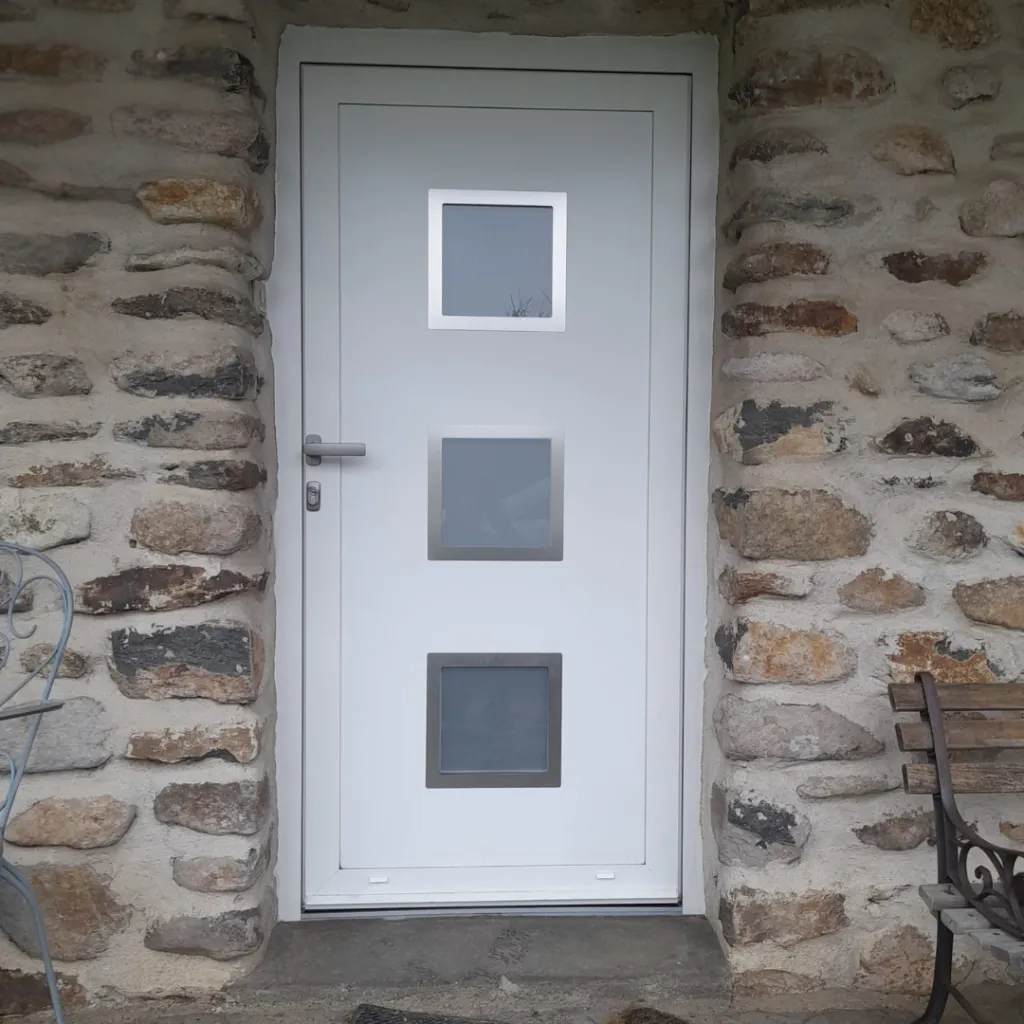 Pose d'une porte d'entrée alu avec panneaux Euradif et hublots imprimés entourage inox à Queyrières près du Puy-en-Velay (43) par 3 Baies