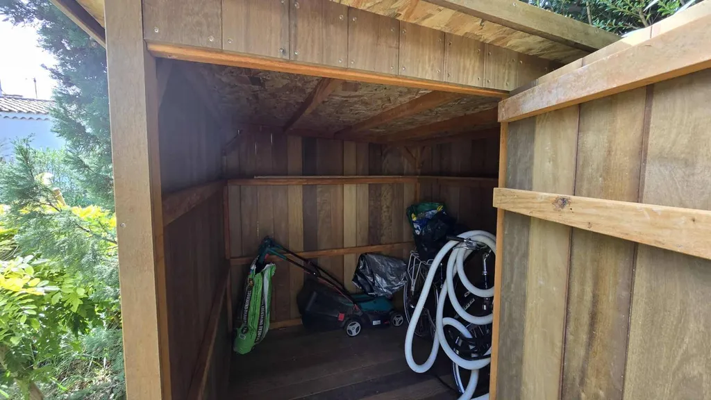 Réalisation d’un abri de jardin en bois exotique Itauba avec pente PMR à Sausset-les-Pins (13)