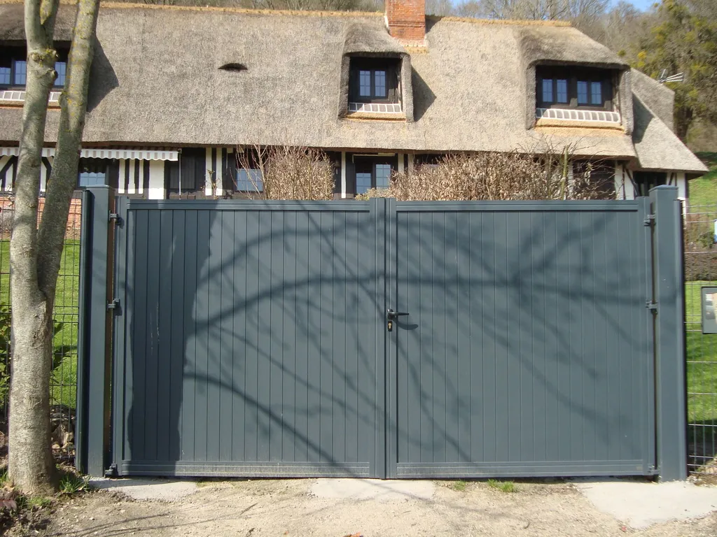 Installation de Portail en aluminium Battant, Modèle Plein/Semi-Ajouré Coordonné Sur-Mesure à Pont l'Évêque dans le Calvados 14 et Saint-André-d'Hébertot