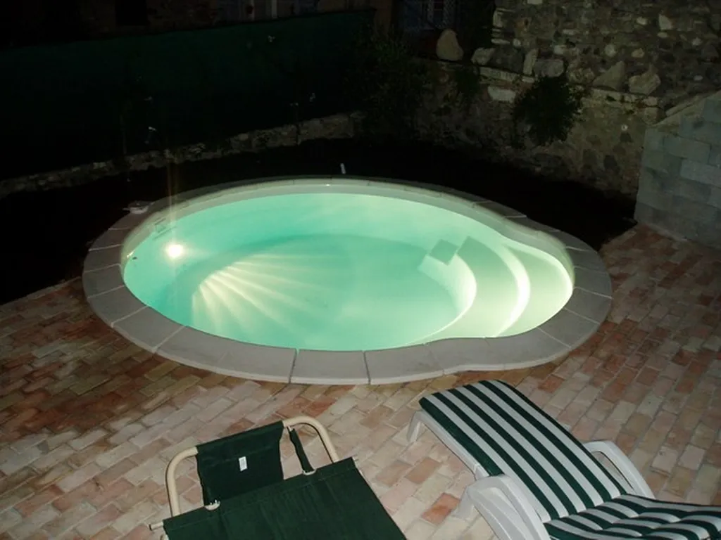piscine coque 4m fond plat installateur var