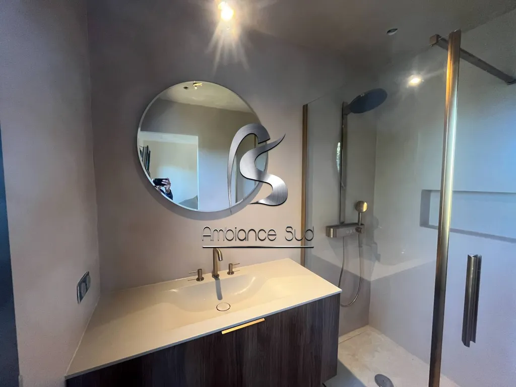 Réalisation d’une salle de bain avec notre nouveau béton ciré taloché aux Issambres près de Fréjus