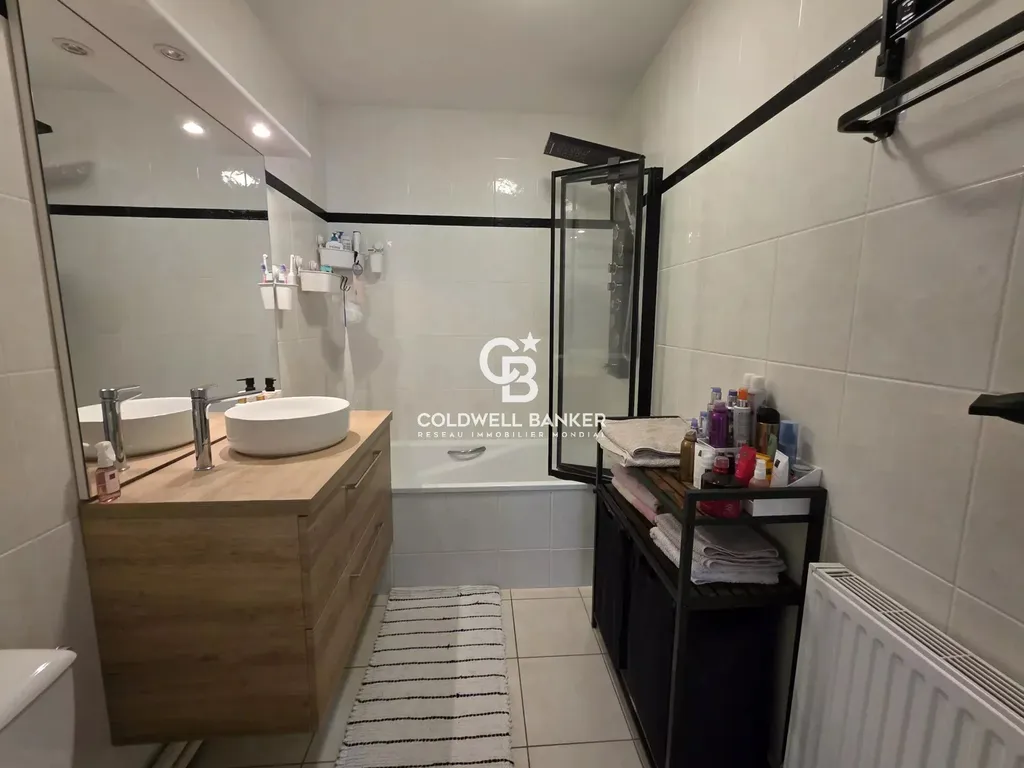 Salle de bains entièrement rénovée, baignoire