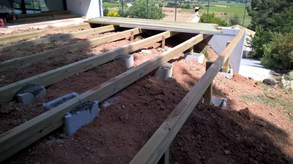 Conception d'une terrasse suspendue en Padouk sur pilotis à Puyloubier