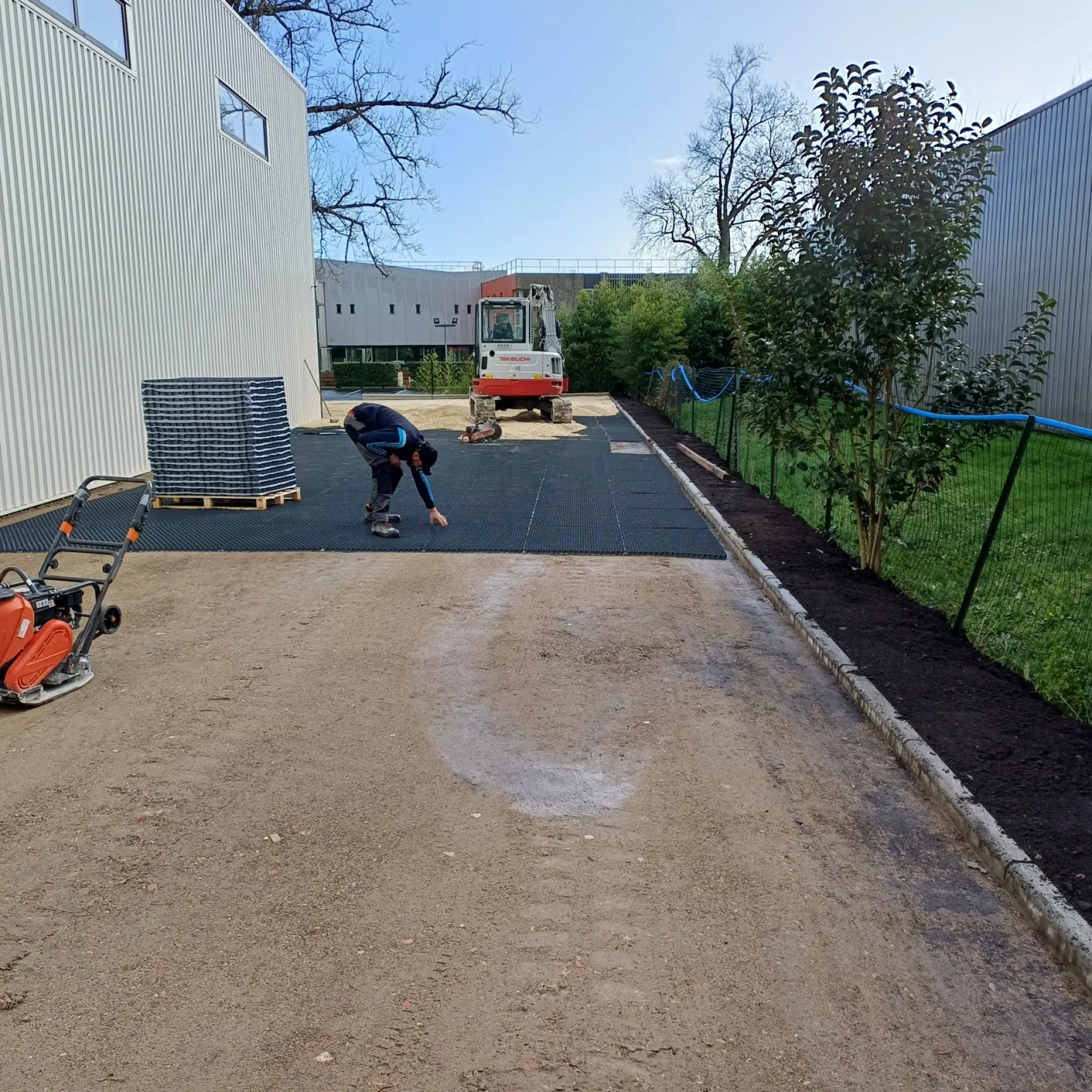 parking création sur mesure dans une zone industrielle en Sud Gironde 