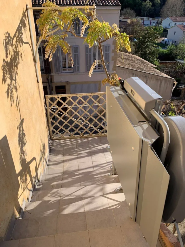 Installation d'une plateforme monte-escalier courbe LENHER Omega à Jouques près d'Aix en Provence