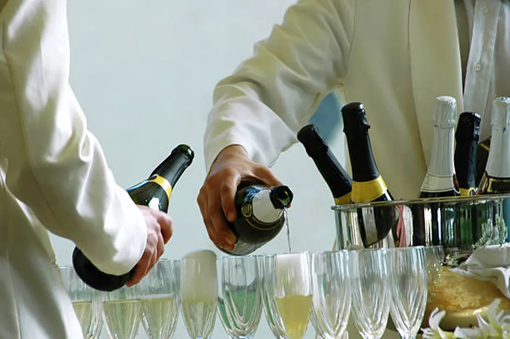Quelles prestations inclure pour une expérience culinaire ultra-luxe à bord d’un yacht (bar à caviar, homard bleu, accords mets & champagne) ?