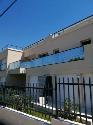 Films adhésifs sur garde corps a NICE.