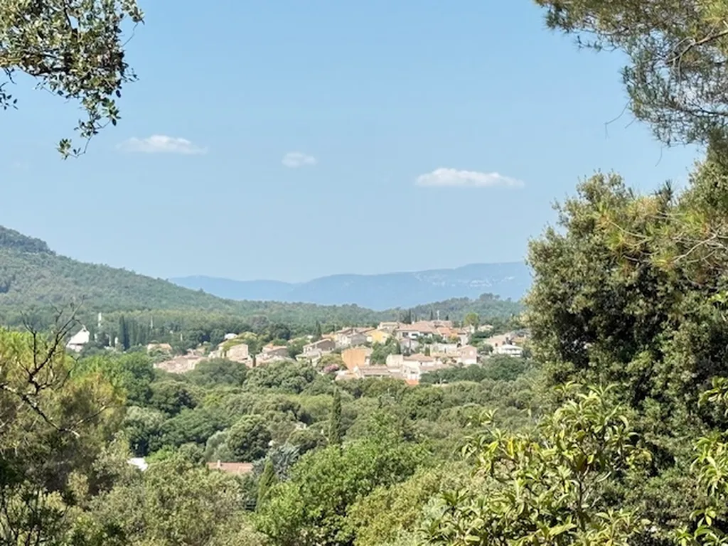 Terrain avec vue dominante sur la commune de Ste Anastasie sur Issole