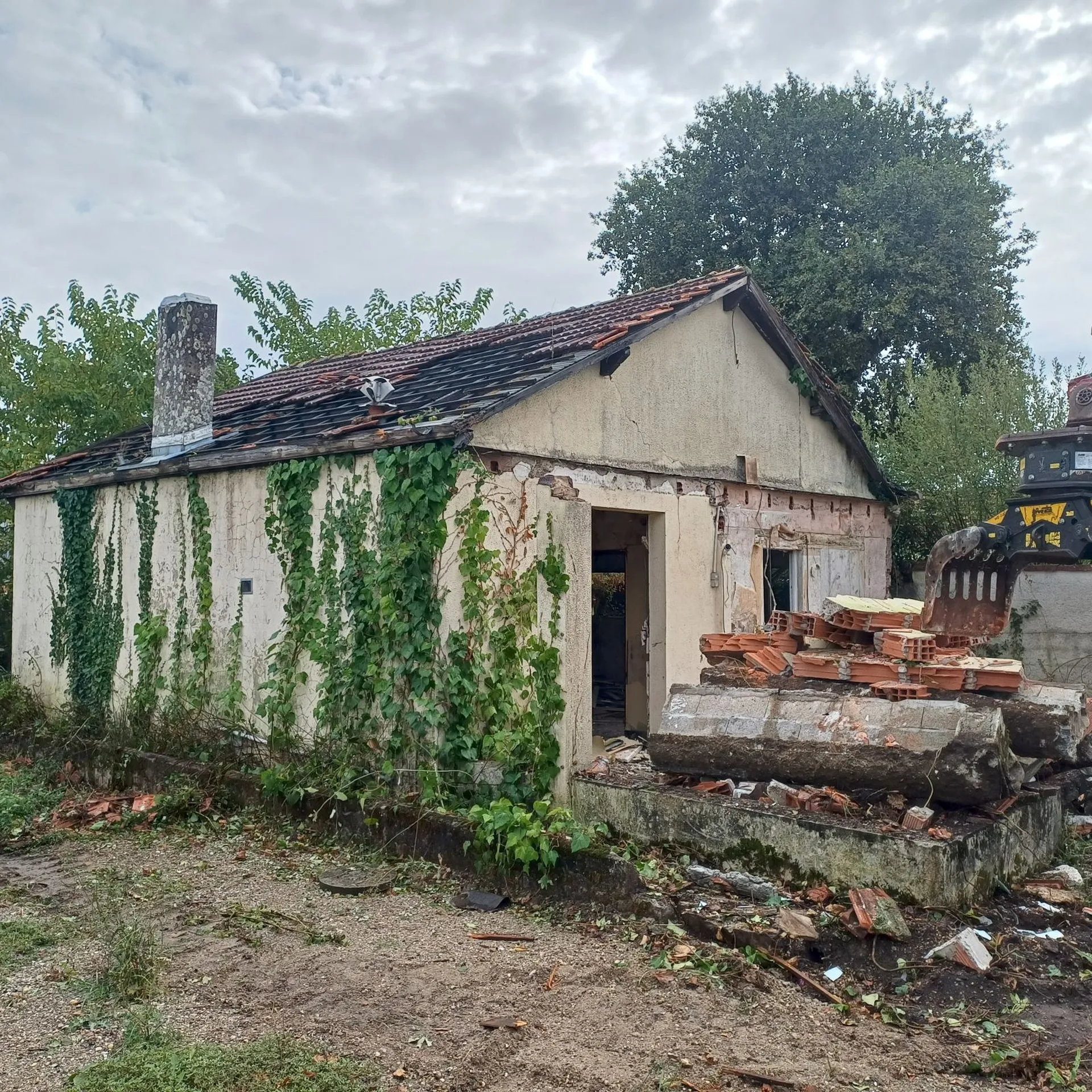 Talence proche de Bordeaux :  démolition complète de maison avec dépollution intérieure, évacuation DIB, dalles et fondations, TTL33 expert local certifié