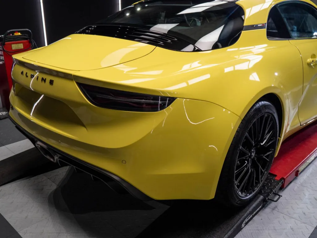 Polissage lustrage traitement céramique carrosserie ou encore film de protection à Vannes dans le Morbihan en Bretagne